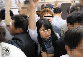 AP-723 受不了的女人在擁擠的電車上不停的調戲，最後一刻也不能動彈，受不了的女人自己去找調戲者！