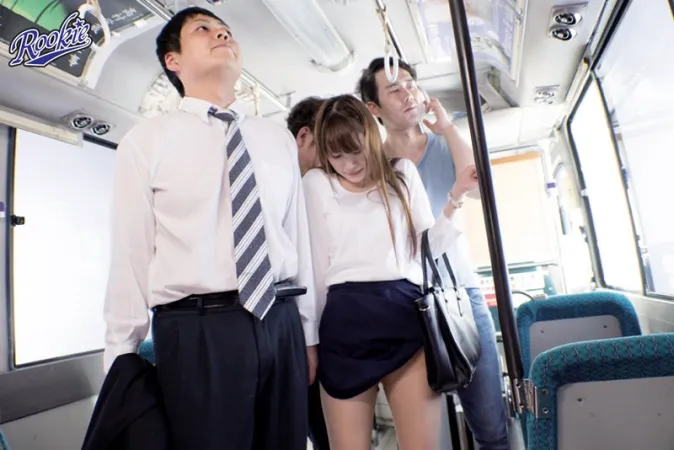 RKI-446 My girlfriend was molested on the bus, so when I tried to stop her, I felt so happy that she was so confused that I couldnt do anything.  Mihara Honoka